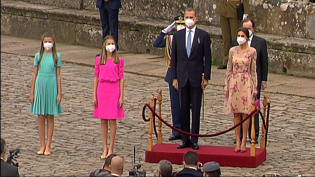 Vítores para Felipe VI al realizar en persona otra vez la ofrenda al Apóstol Santiago