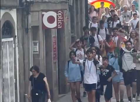 Los vídeos de masas de peregrinos cantando a pleno pulmón reabren el debate sobre la turismofobia en Santiago