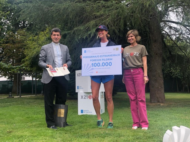 Hannah, la peregrina internacional número 100.000, junto con el responsable del Centro de Acogida al Peregrino, Francisco Buíde, y la directora xeral de Turismo de Galicia, Nava Castro