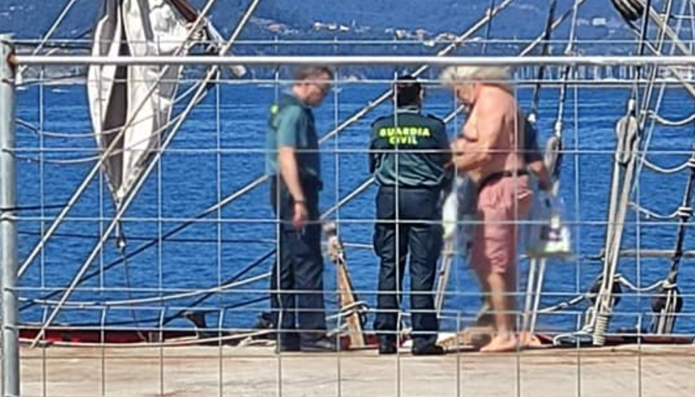 La Guardia Civil revisando la documentación dela Shtandart en el Puerto de Vigo en una foto del facebook de la presidenta de Girasol Marta Skyba