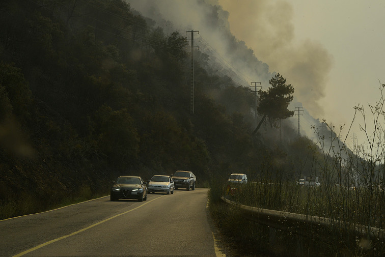 La extinción del incendio forestal de O Saviñao reduce a dos los activos en Galicia, el de Castrelo y el de Vilariño