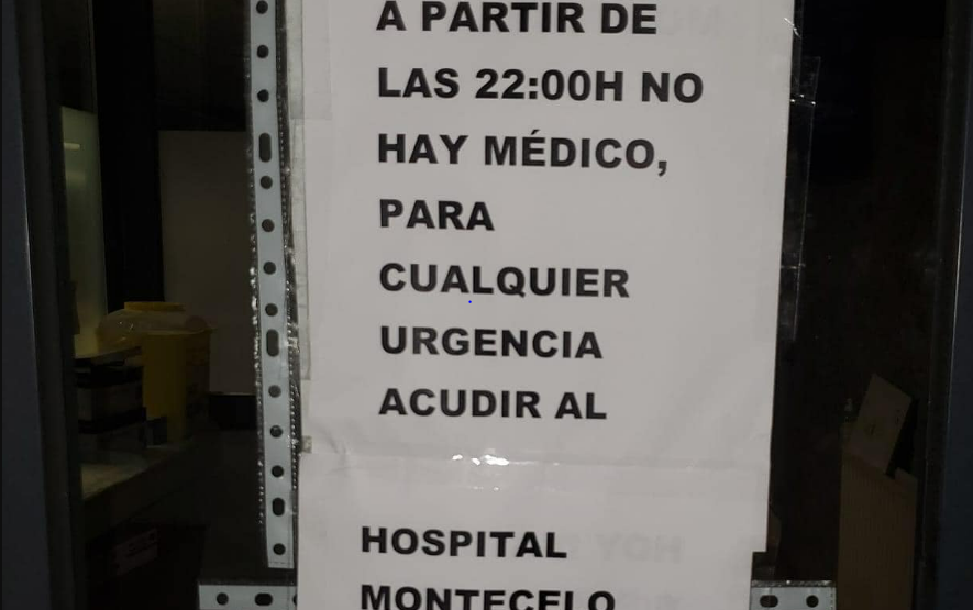 Cartel en el PAC de Sanxenxo  el día 15 de Julio advirtiendo que no hay médicos y derivando al Hospital de Montecelo de Pontevedra cuyas urgencias colapsaron días después en una foto de Xurxo Ch T