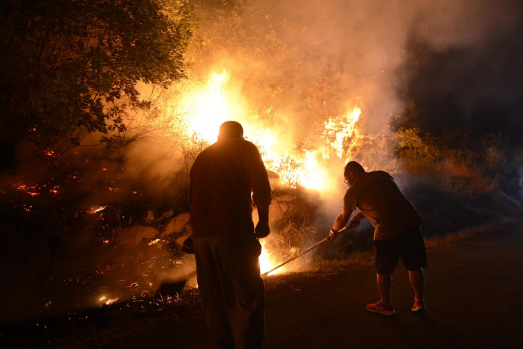 La Xunta responsabiliza a los concellos de no tener listas las brigadas antes de la ola de incendios de julio