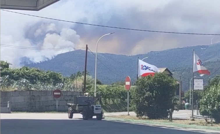 El de Arbo, otro incendio que se descontrola amenazando a casas y obligando a pedir ayuda militar (vídeos)