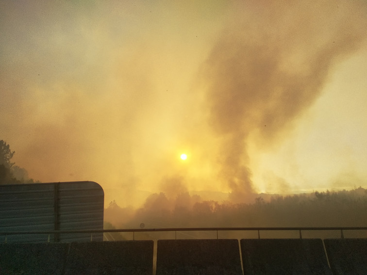 La autovía A-52 reabre pero la N-120 cierra a la  altura de A Cañiza (Pontevedra) por otro incendio forestal