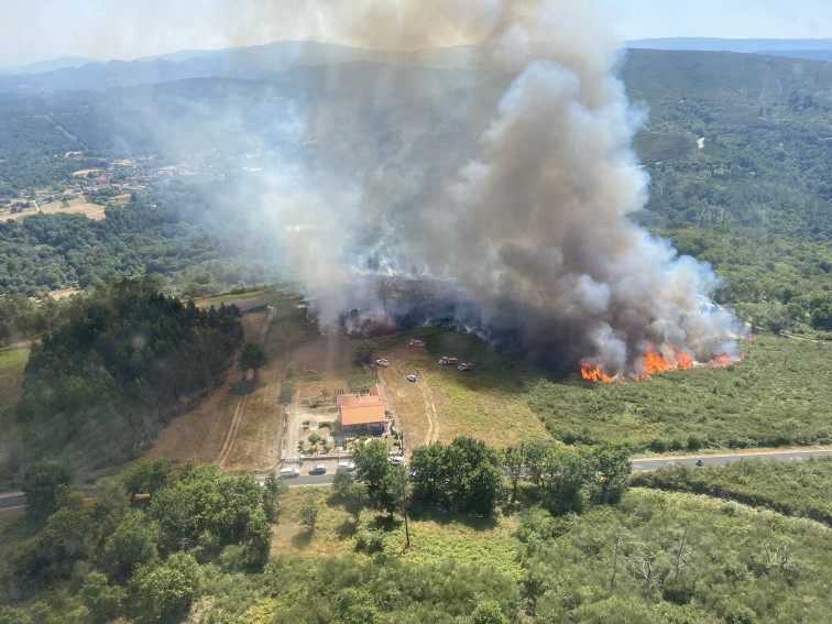 Algunos trenes a Santiago desde Ourense no pueden circular debido a un incendio forestal en Boborás