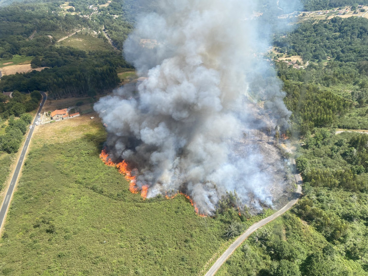 El incendio de Boborás ya no mantiene cortado el tren Ourense - Santiago pero sigue activo