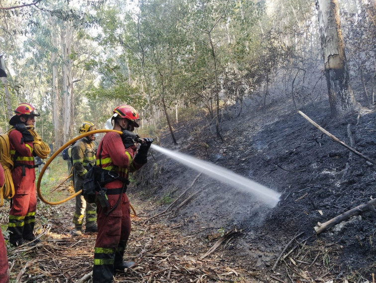 Cuatro incendios forestales notables activos en Castrelo, A Cañiza, Ponteareas y Arbo