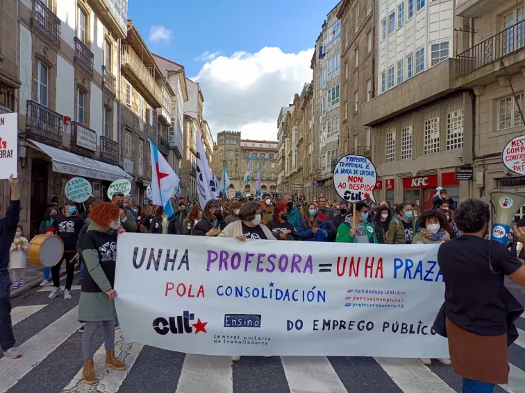 Profesores interinos y substitutos protestan ante la Xunta por los 