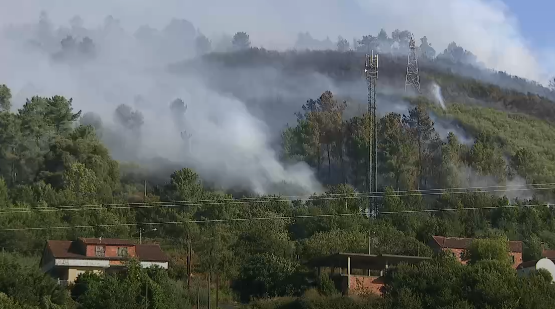 Quedan dos incendios activos en Galicia, el de A Cañiza y el de Arbo, que aún está cerca de las casas