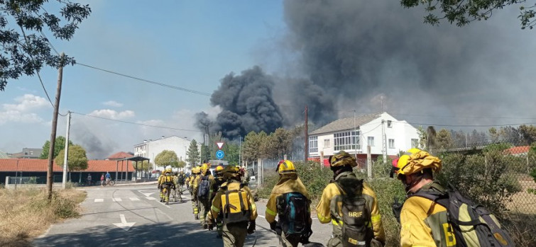 (VÍDEOS) La Xunta eleva a 550 las hectáreas quemadas en el incendio de Verín, que sigue muy cerca de las casas