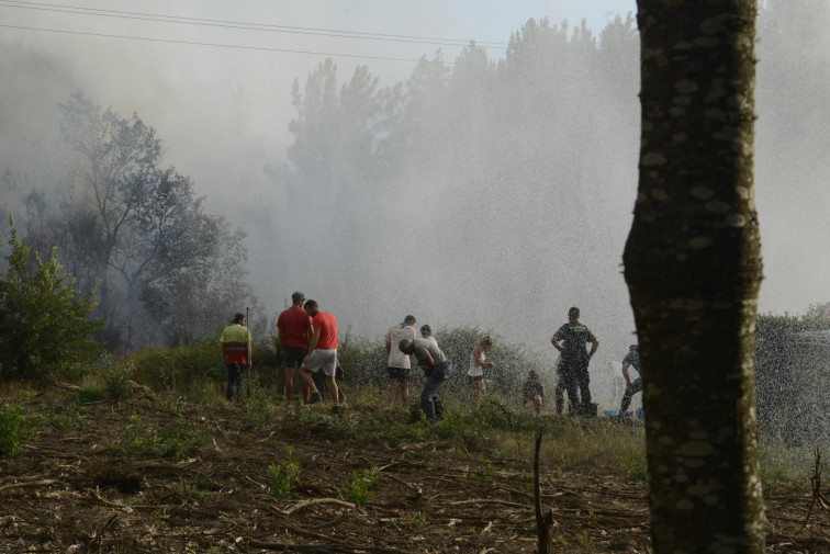 Extinguido el incendio de la parroquia de Requián, en el municipio de Betanzos