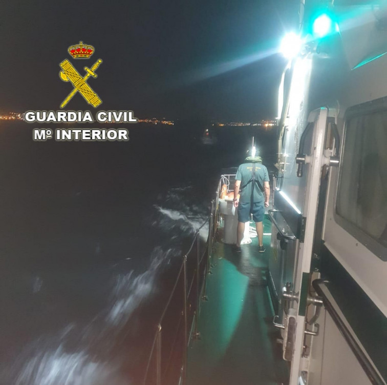 Una lancha impacta de noche contra una batea y obliga a la Guardia Civil a auxiliar a sus diez tripulantes