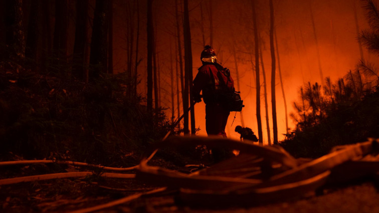 Regresan a sus casas los vecinos desalojados esta madrugada en Vilagarcía por el incendio de Caldas