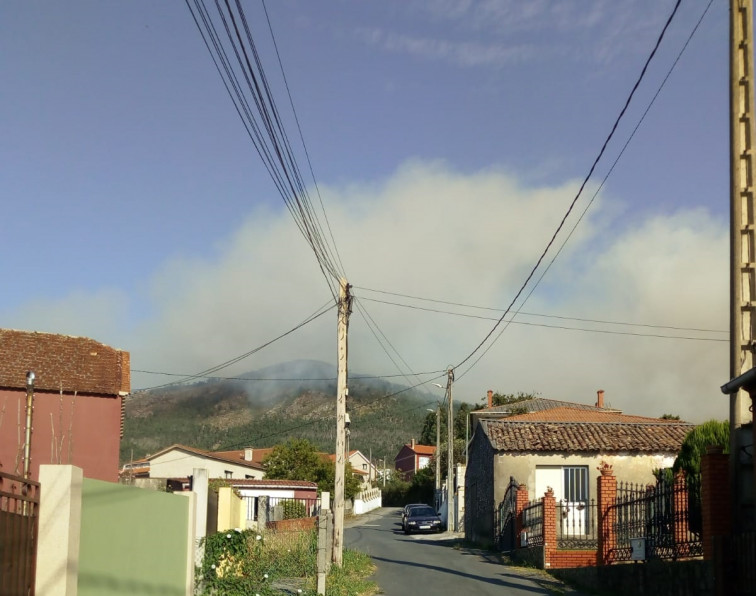 El incendio de Cures (Boiro) sigue avanzando con más de 1.200 hectáreas afectadas