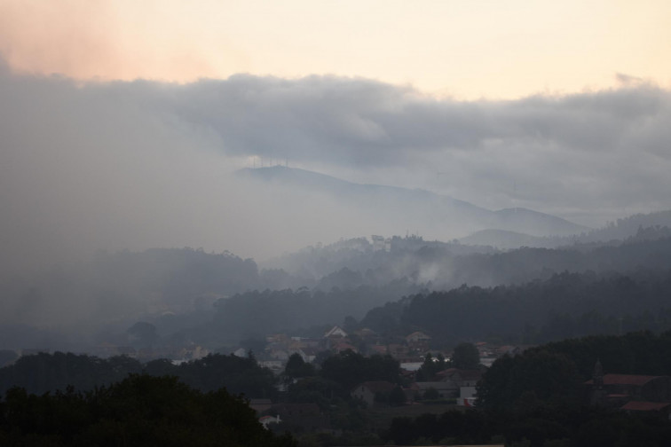 La Xunta desactiva la alerta por proximidad a casas en el incendio de Ponte Caldelas