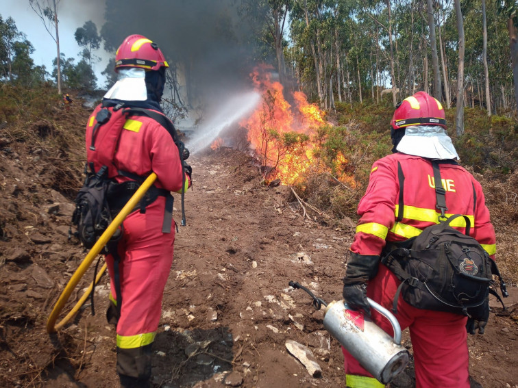 Los incendios de Boiro y Ponte Caldelas evolucionan favorablemente, mientras que el de Caldas de Reis ya está controlado