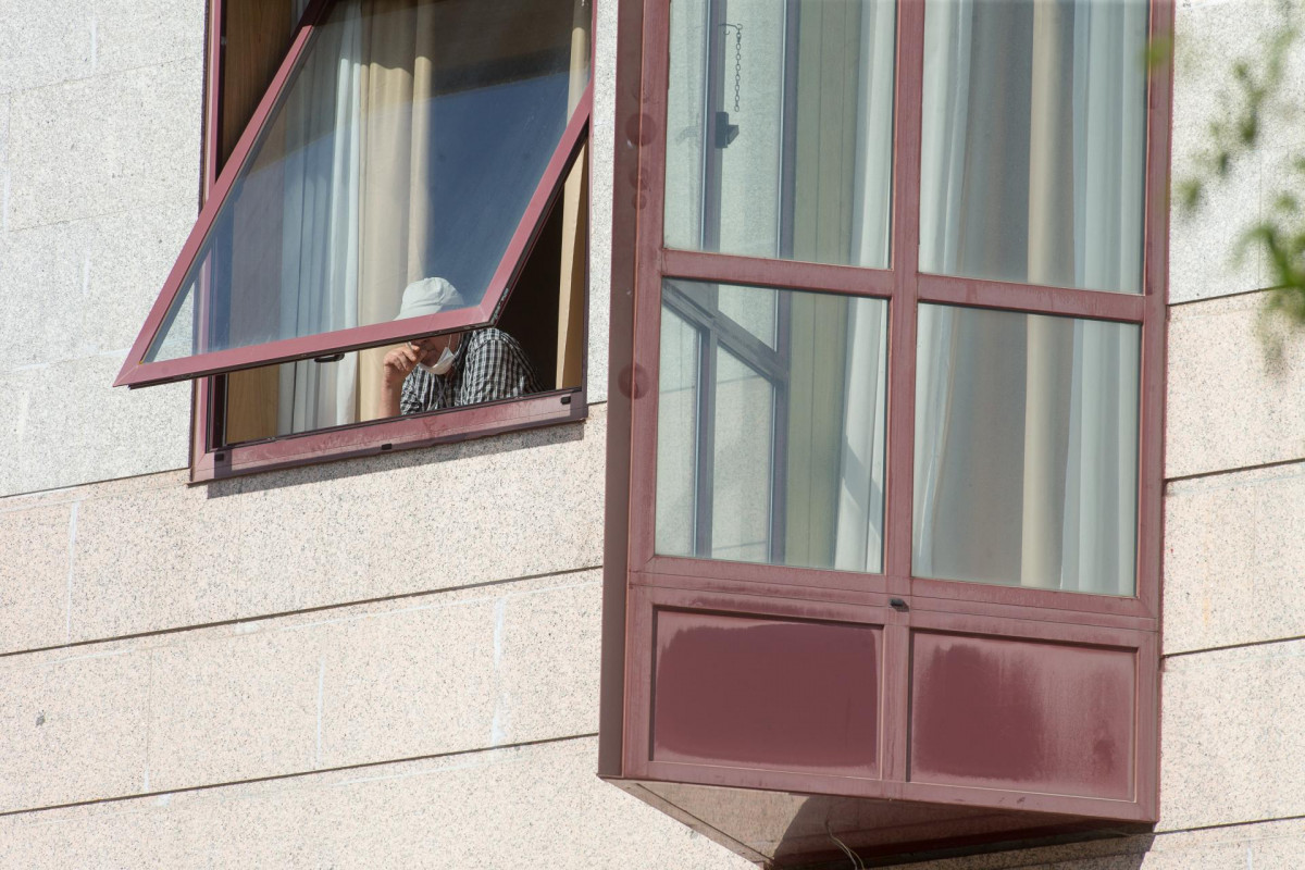 Archivo - Una persona se asoma por la ventana de la residencia de mayores DomusVi de Outeiro de Rei en Lugo, Galicia (España), a 8 de septiembre de 2020. La Xunta ha intervenido el geriátrico tras d