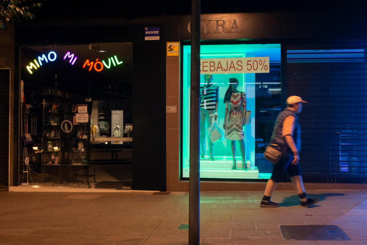 Escaparates apagados en los comercios gallegos, que aceptan como 