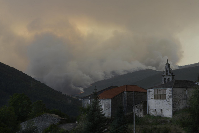 Los fuegos sin extinguir en Galicia siguen sin variaciones