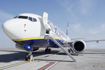 Archivo - Avión de la compañía irlandesa en la pista de un aeropuerto