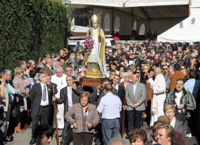 Se cae la figura del santo durante una procesión en Caldas de Reis y deja herido a un muchacho de 12 años