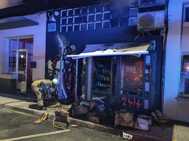 El incendio en unas máquinas expendedoras obliga a evacuar a 18 inquilinos de un edificio en Cedeira