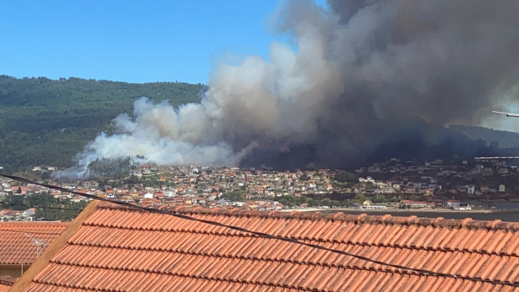 Corte de la autopista y casas en peligro por un incendio sin control en Moaña, O Morrazo, en la Ría de Vigo (vídeos)