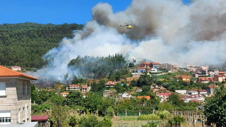 Los incendios de Ponteareas y Moaña siguen  cerca de las casas pero reabre la autovía de O Morrazo