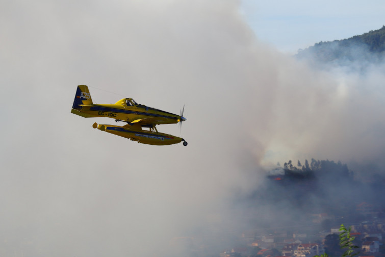 Los incendios de Moaña y Ponteareas ya no amenazan las casas aunque todavía no están controlados