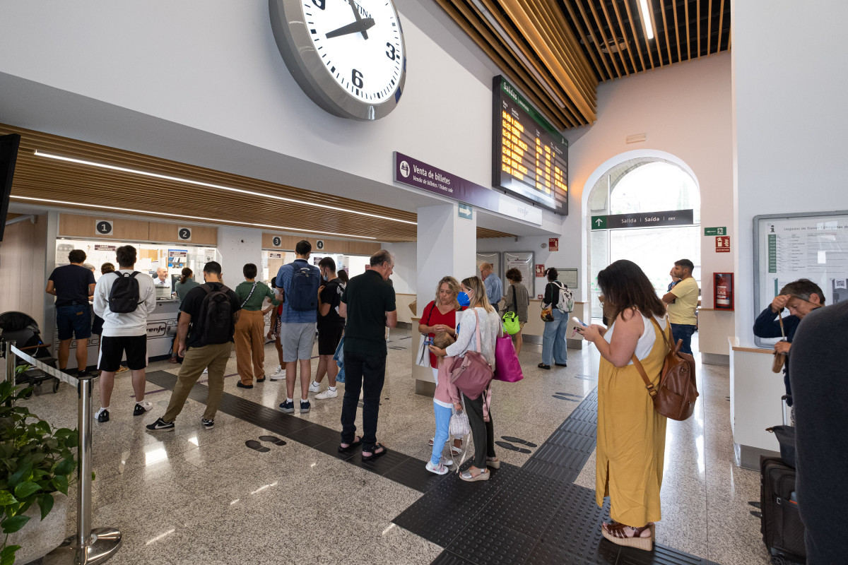 Varias personas hacen cola para adquirir un abono gratuito en la estación de trenes, a 24  de agosto de 2022, en Santiago de Compostela, A Coruña, Galicia, (España). Los usuarios de Renfe en Galici