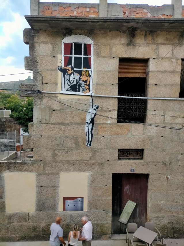 Pintada de Álex Araújo que replica una obra de Banksy en Verín (Ourense)