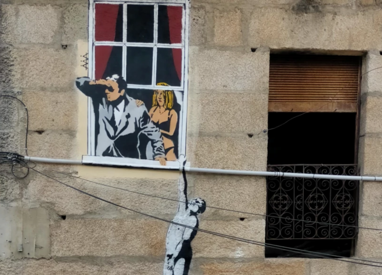 Banksy en Verín: el Ayuntamiento replica las famosas pintadas en las fachadas de edificios degradados