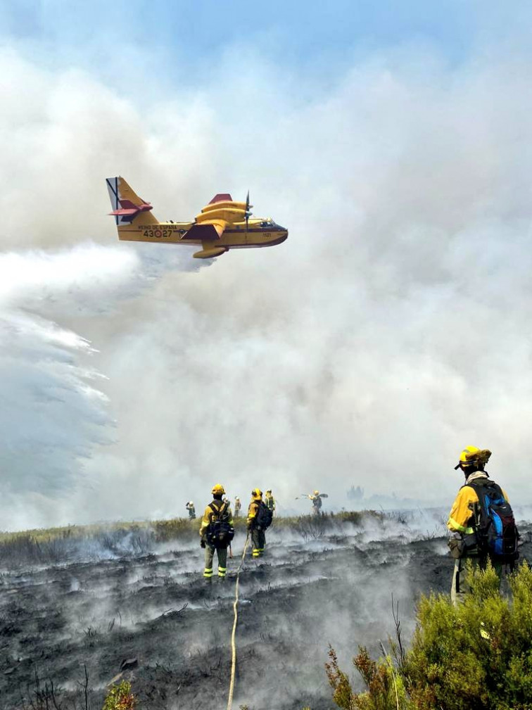 El viento aviva las llamas de un gran incendio en el parque natural de O Xurés en Ourense (videos)