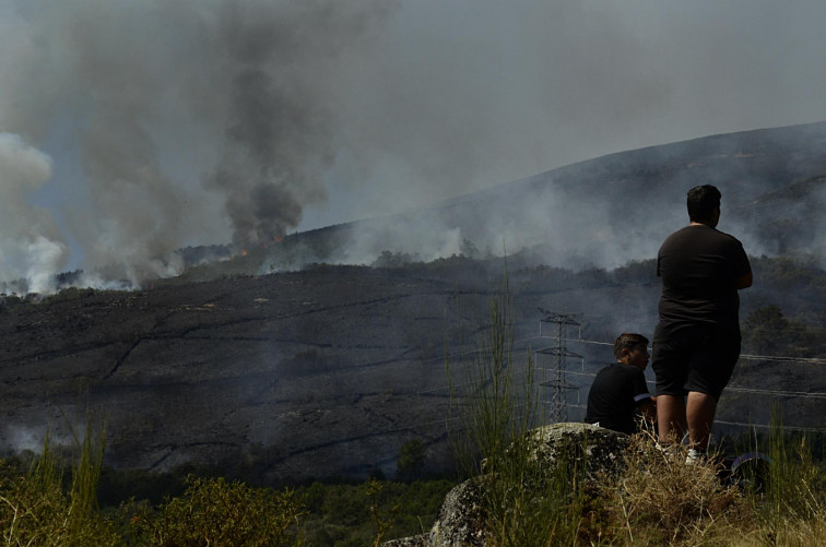 Activo un nuevo incendio en Porto do Son, que ha arrasado ya 70 hectáreas