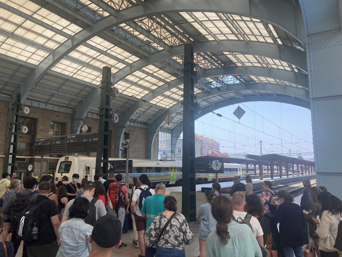 Viajeros en la estaciu00f3n de Renfe en A Coruu00f1a en una imagen del colectivo de usuarios de media distancia