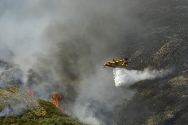 Un hidroavión realiza labores de extinción de un incendio forestal en la Serra do Leboreiro, en el parque natural de Baixa Limia e Serra do Xurés, a 26 de agosto de 2022, en Serra do Xurés, Ourense, Galicia (España). La superficie afectada por el incendio