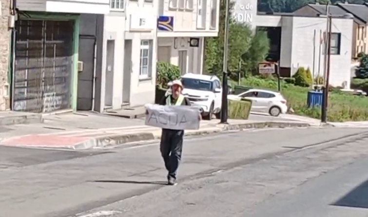 (VÍDEO) La pequeña pero ruidosa protesta de un vecino de Abadín, en huelga de hambre y sin suministro de agua a su casa