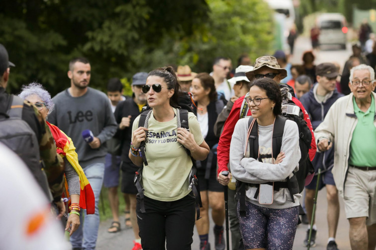 Pequeño conato de bronca entre partidarios y detractores de Olona en su llegada a Santiago de Compostela