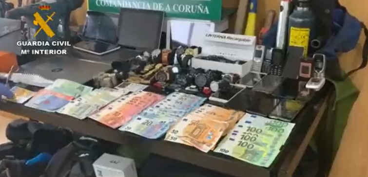 (VÍDEO) Este es el formidable botín recuperado por la Guardia Civil con la detención de cuatro butroneros en A Coruña