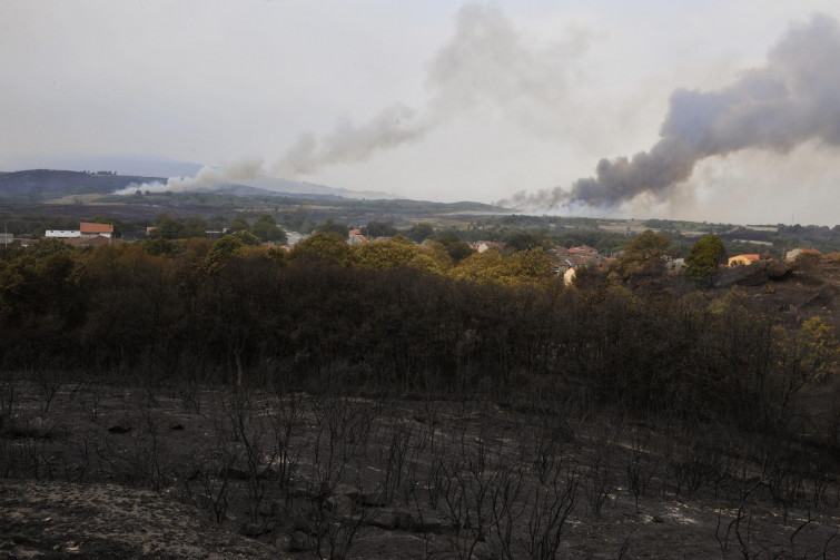 Permanece estabilizado el incendio de Ribadavia y controlado el de Cenlle