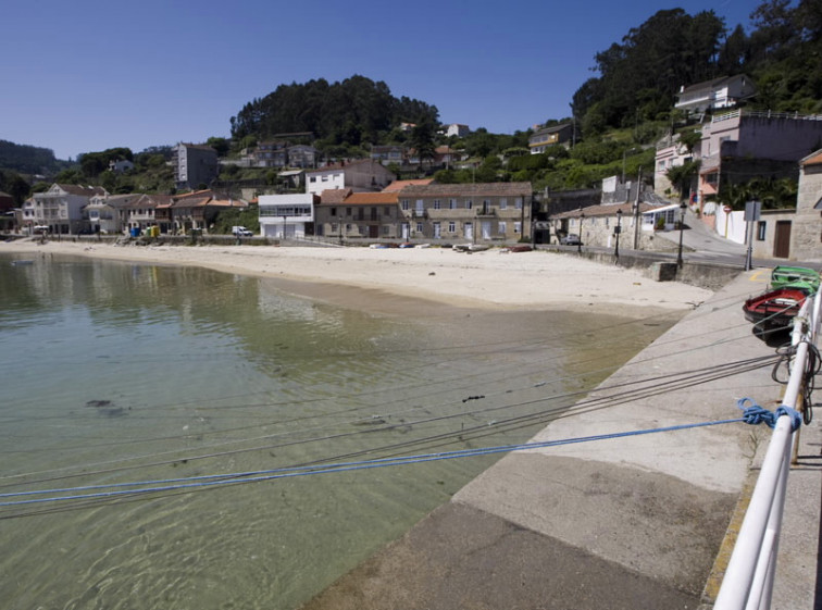 Encuentran fallecido en una playa de Bueu al tripulante de una barca que apareció volcada en Punta Couso