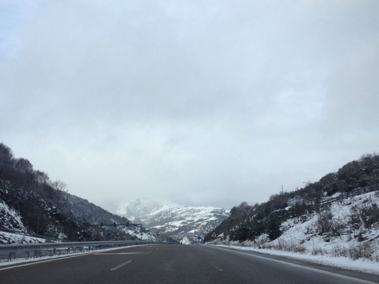 La nieve dificulta el tráfico y obliga a suspender las clases