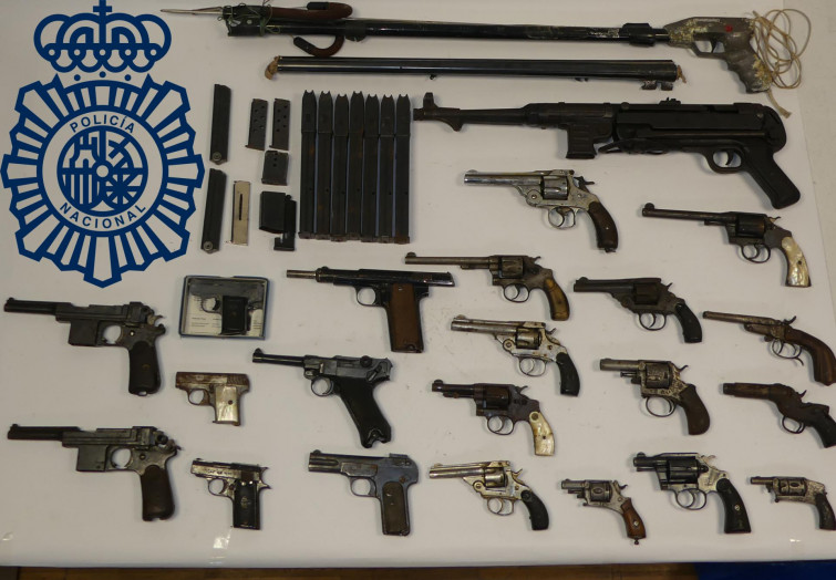 Un arsenal con granadas, 21 pistolas y miles de balas en un trastero de Vigo, propiedad de un militar fallecido hace 27 años