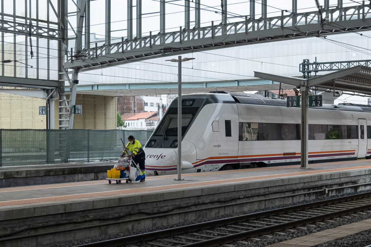 Una trabajadora de la limpieza trabaja en los andenes en la estación de trenes, a 24  de agosto de 2022, en Santiago de Compostela, A Coruña, Galicia, (España). Los usuarios de Renfe en Galicia pue