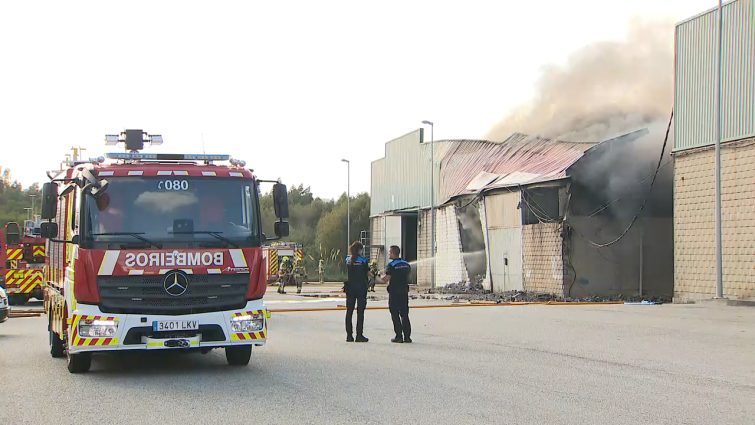 Explosiones en un incendio de seis naves en el Polígono de As Lagoas en Narón dejan varios heridos