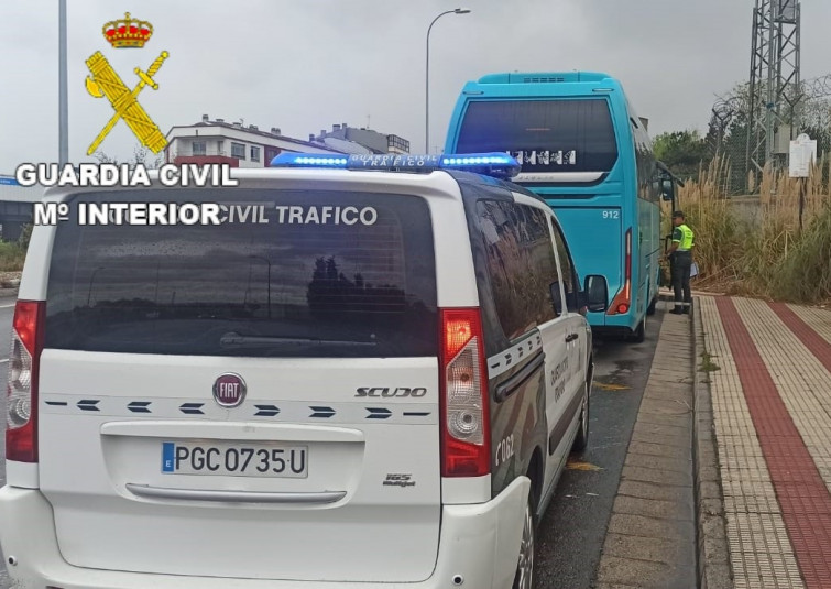 La Guardia Civil sorprende a un conductor de autobús de Arriva sin puntos en el carnet en A Coruña