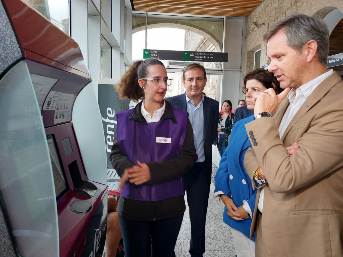 El delegado del Gobierno en Galicia, José Miñones, en la estación de Renfe de Santiago antes de viajar hasta Ourense en un tren avant