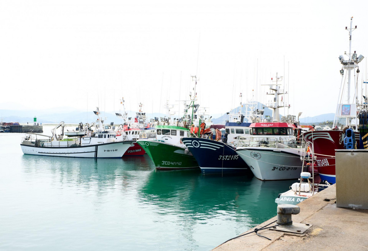 Archivo - Barcos amarrados en el puerto de Santoña, a 25 de marzo de 2022, en Santoña, Cantabria (España). Los pescadores de cerco del Cantábrico han decidido que saldrán a faenar el próximo 28 