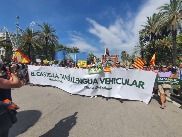 Manifestación multitudinaria en Barcelona en defensa del español como lengua vehicular en las escuelas